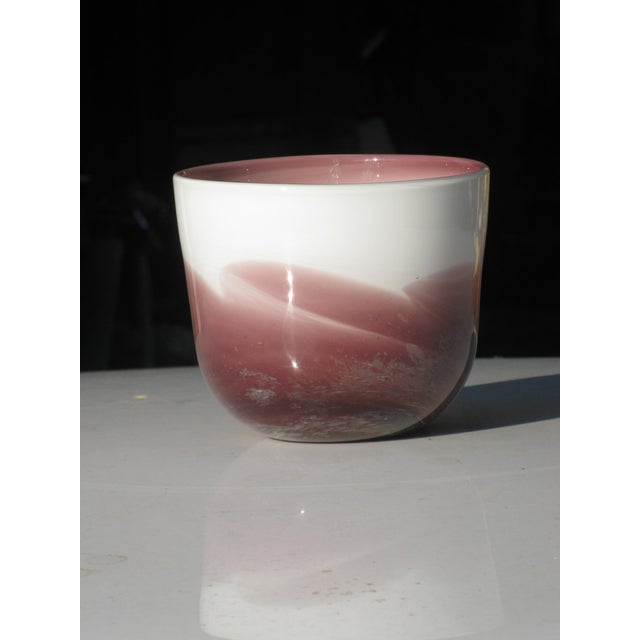 This vintage Vitrix Hot Glass hand-blown bowl from the late 20th century features a unique multi-color design that fits...