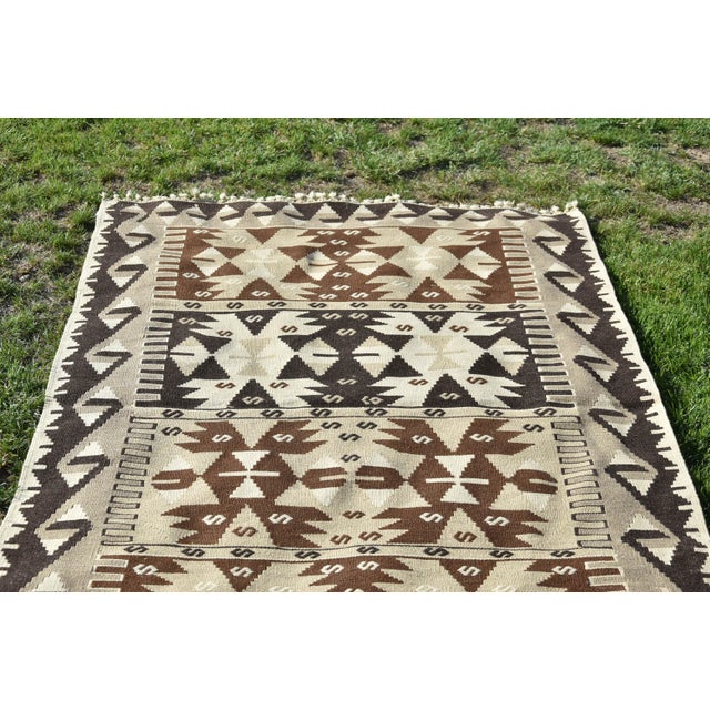 1980s Decorative Handwoven Oushak Boho Style Turkish Motif Kilim Rug For Sale - Image 4 of 9