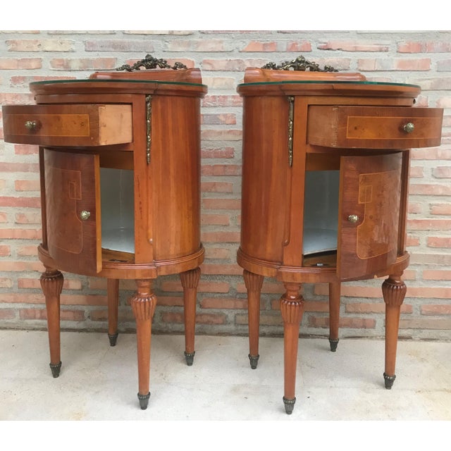 20th Louis XVI Style Marquetry Nightstands with Metal and Mirror Crest, a Pair For Sale - Image 4 of 18