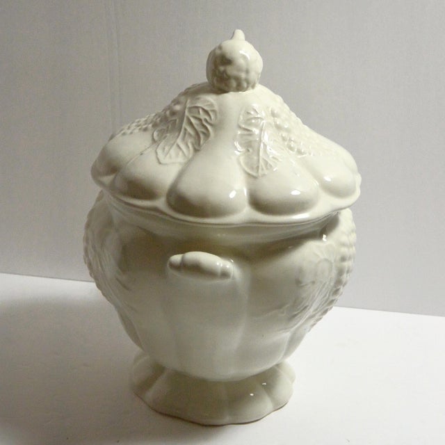 American 1950s White Grapevine California Pottery Large Soup Tureen For Sale - Image 3 of 8