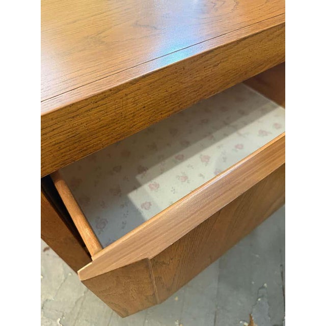 Thomasville Pair of Midcentury Walnut Nightstands, From Huxley Collection by Thomasville For Sale - Image 4 of 9