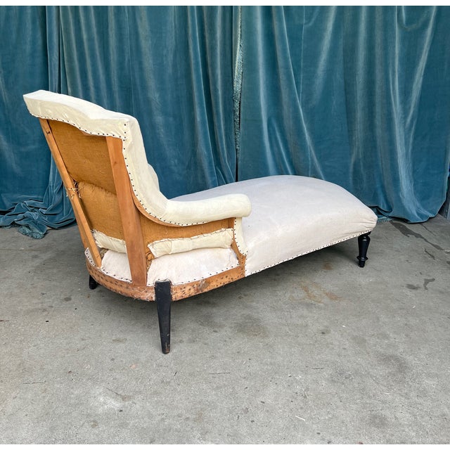 Antique White French 19th Century Chaise Longue in Muslin For Sale - Image 8 of 13