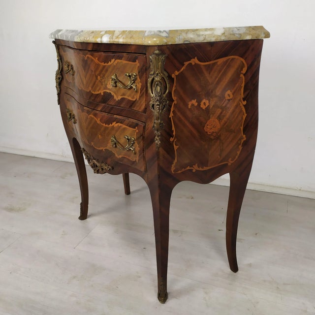 Louis XV Curved Chest of Drawers For Sale - Image 3 of 18