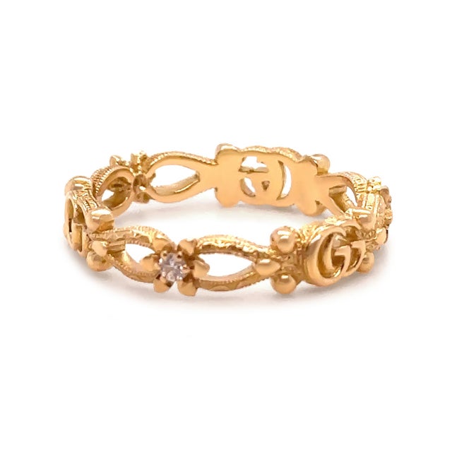 A contemporary Gucci Flora ring crafted in 18ct yellow gold, featuring the House’s signature Double G motif alternating...