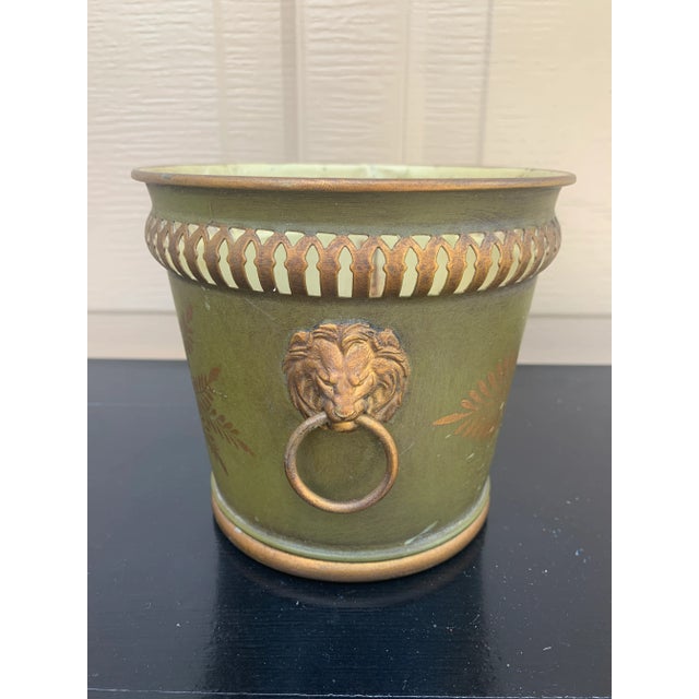 French Green & Gold Tole Cachepot With Lion Head Handles and Pierced Gallery Rim For Sale - Image 4 of 8