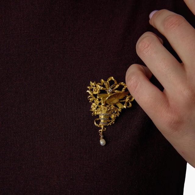 Early 20th Century Early 20th Century Art Nouveau Diamond Pearl Dove Floral Bouquet 18k Yellow Gold Brooch For Sale - Image 5 of 7