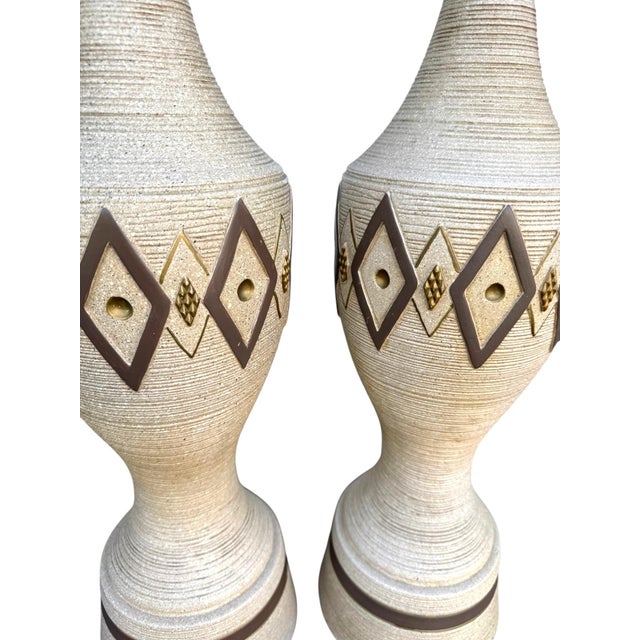 Vintage Mid Century Modern Chalkware Lamp Pair — Neutral Ribbed Texture For Sale - Image 10 of 11