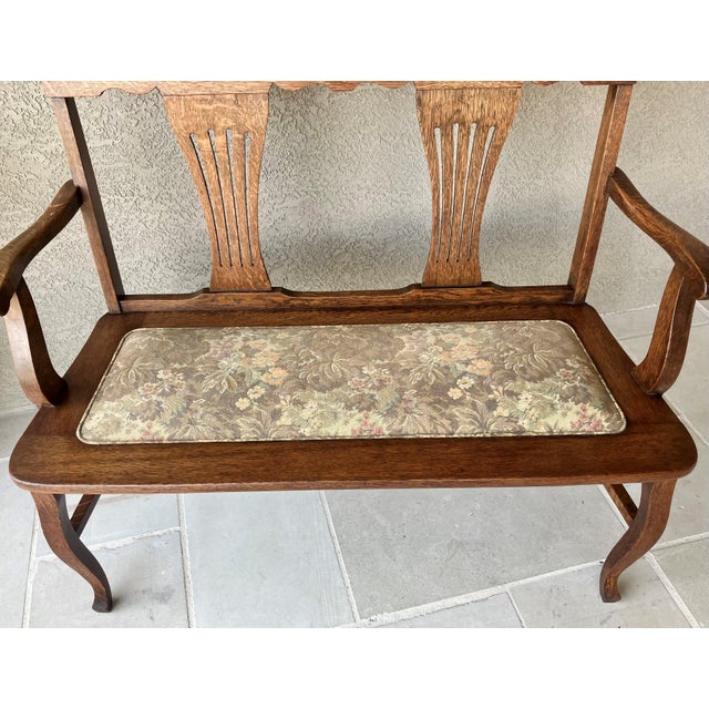 Early 20th-Century American Colonial Revival Quartersawn Oak Double Vasiform Back Splat Settee For Sale - Image 9 of 12