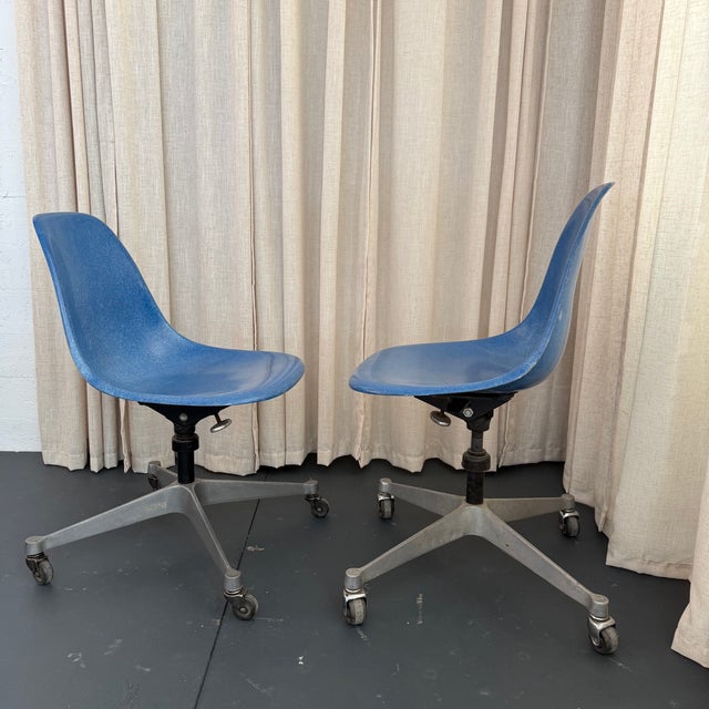 Mid-Century Modern Pair of Eames for Herman Miller Blue Fiberglass Rolling Chairs For Sale - Image 3 of 8