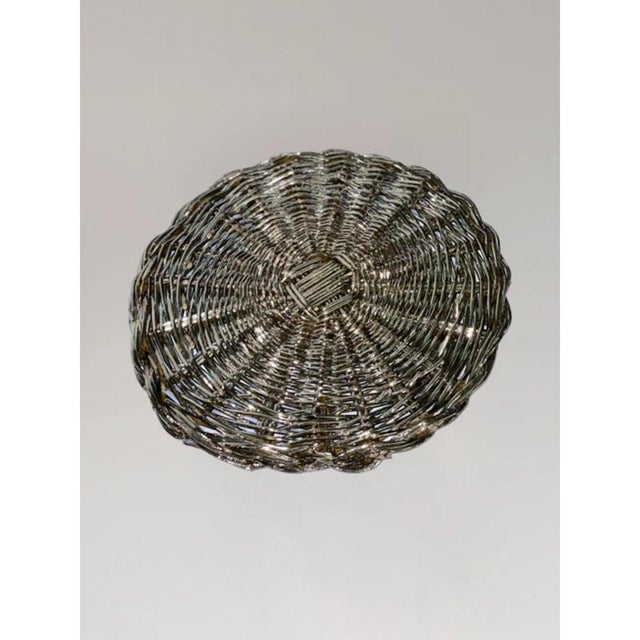El 03 placemat in metal-plated hand-woven wicker by caspal dimensions: ø 32 x h 2 cm. Materials: metal plate and wicker....