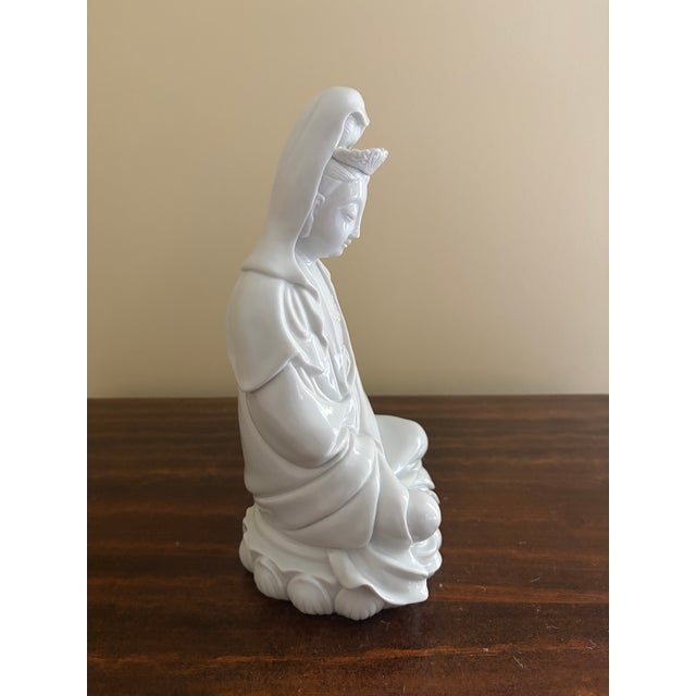 White Mid 20th Century Blanc De Chine Porcelain Seated Kwan Yin Figure For Sale - Image 8 of 11