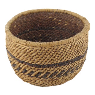 Hand Woven Native Round Bear Grass Basket With Geometric Design For Sale