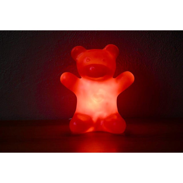 Playful, colorful, and original, this bear lamp was produced in the 1980s by Décoline. with its little heart on its chest...