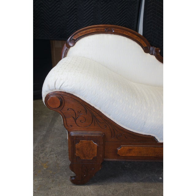 White Antique Victorian Walnut Burl Récamier Chaise Lounge Fainting Couch Sleeper Sofa For Sale - Image 8 of 14