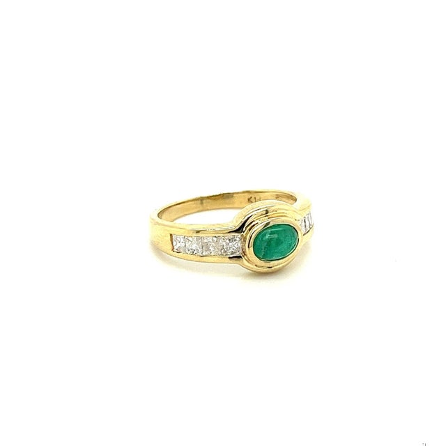 Contemporary Natural Emerald Bezel Set Cabochon Cut Ring With Princess Cut Diamonds in 18K Ye, Size 7 For Sale - Image 3 of 7