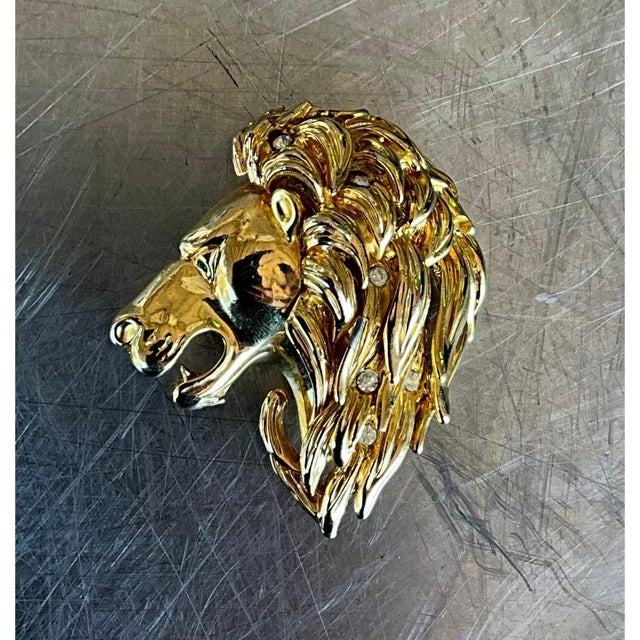 Mid-Century Modern Vintage Lion's Head Gold Tone Brooch With Rhinestone Eye For Sale - Image 3 of 12