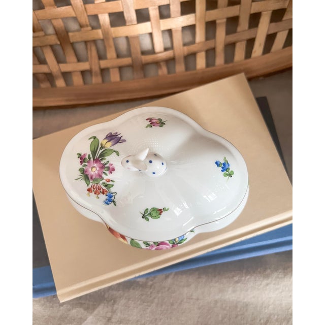 White Herend Hand-Painted Bunny Trinket Box – Floral & 24k Gold For Sale - Image 8 of 8
