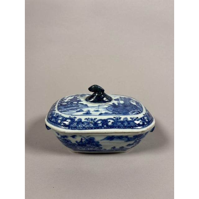 Asian 18th Century Covered Tureen in blue and white porcelain and underplate For Sale - Image 3 of 9