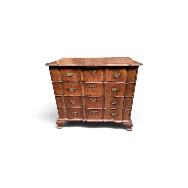 This super elegant chest of drawers also has the perfect dimensions to suit almost any space in your home, the warm...
