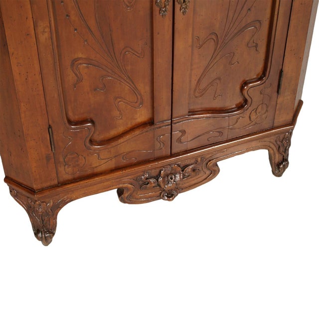 Antique Art Nouveau Carved Walnut Corner Cabinet from Vincenzo Cadorin For Sale - Image 4 of 10