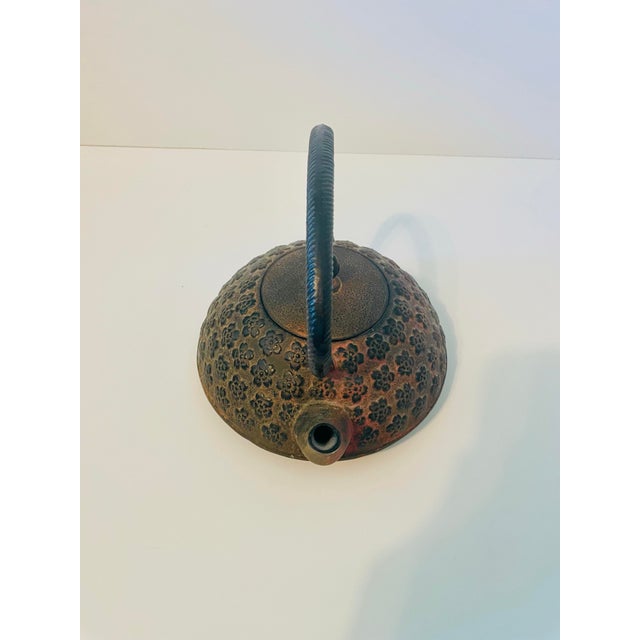 Vintage Japanese Nanbu Tekki Cast Iron Tetsubin Teapot – Floral Relief Patina For Sale In Boise - Image 6 of 8
