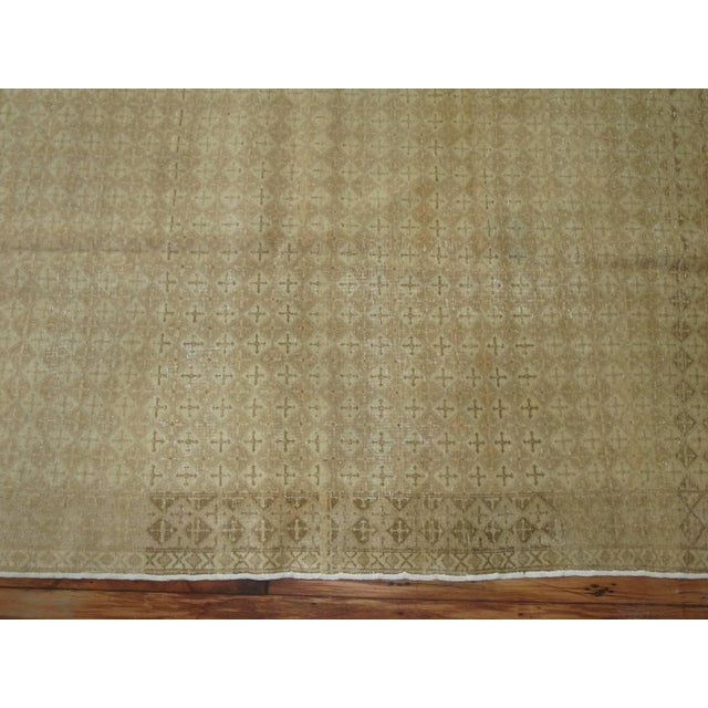 Neutral Mid 20th Century Turkish Rug - 4'3" x 6'8" For Sale - Image 4 of 5