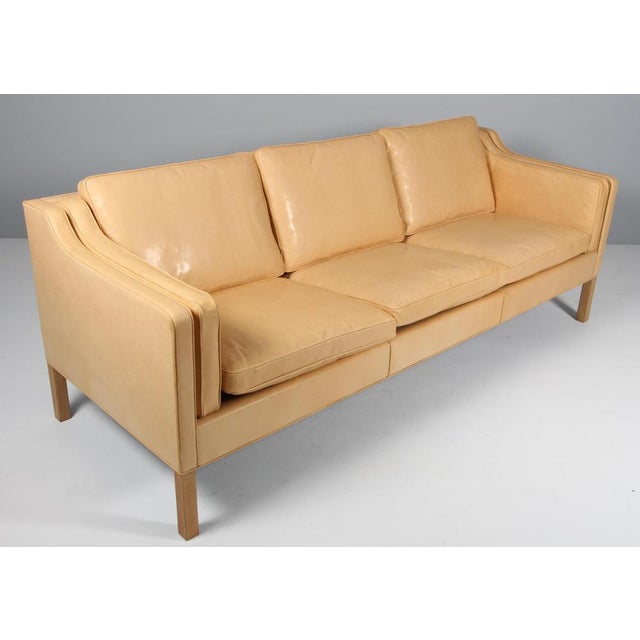 Model 2213 Sofa in Light Aniline Leather attributed to Børge Mogensen for Fredericia, 1960s For Sale - Image 3 of 9