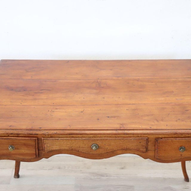 We present this elegant Italian desk in solid walnut and cherry wood, dating back to the 18th century, during the Louis XV...
