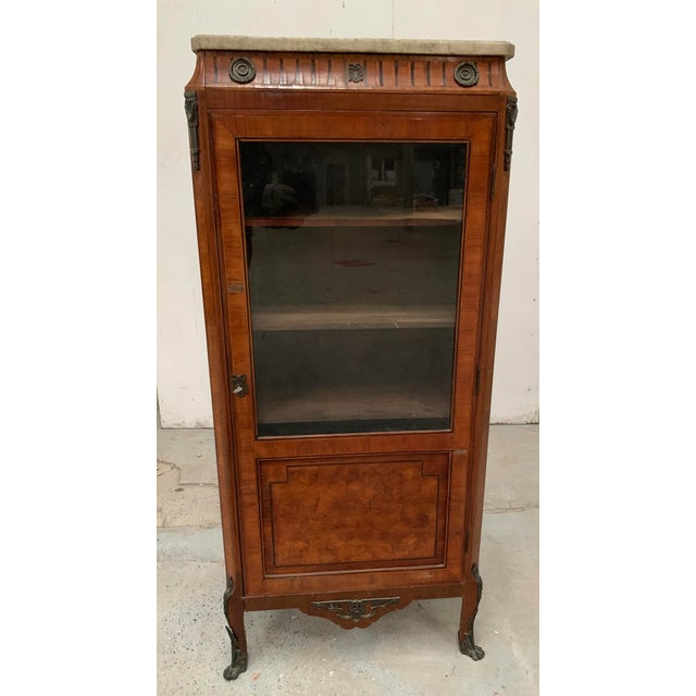 Louis XVI Style Single-Door Display Case in Wood Marquetry, 20th Century For Sale - Image 14 of 14