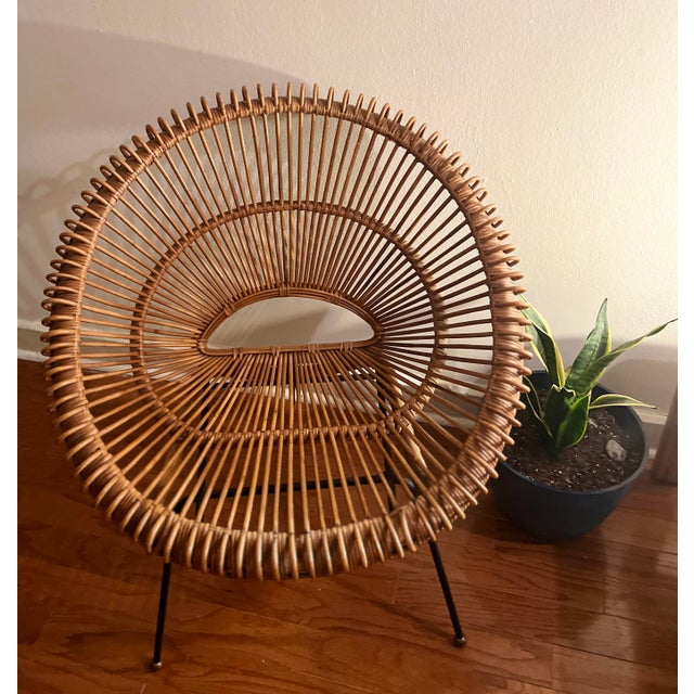 Mid Century Bent Rattan Saucer / Sunburst Accent Chair by California Asia manufacturer made in Hong Kong 1960’s . Spiral...