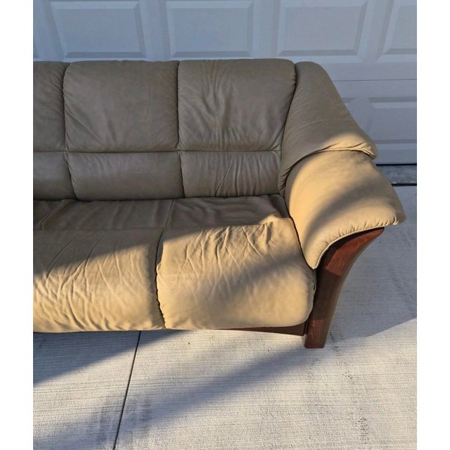 Cosmopolitan and elegant, the Stressless Oslo is one of our most opulent sofas. With the gently sloping contours, plush...