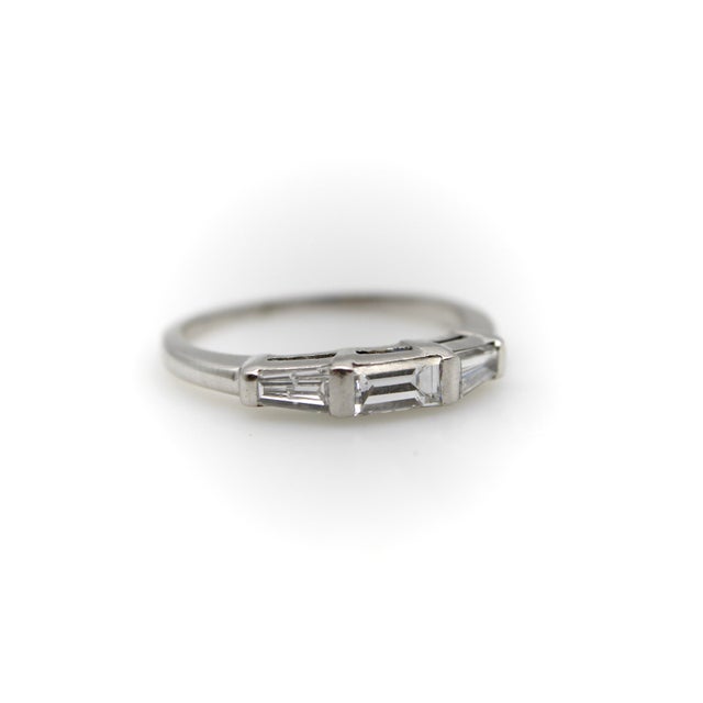 Platinum Mid-Century Modern Diamond Baguette Ring Band, Size 6 For Sale - Image 4 of 10