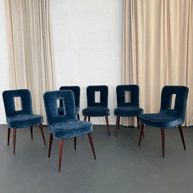 1940s Set of Six Hollywood Regency Blue Velvet Dining Chairs by Ernst Schwadron For Sale In New York - Image 6 of 12