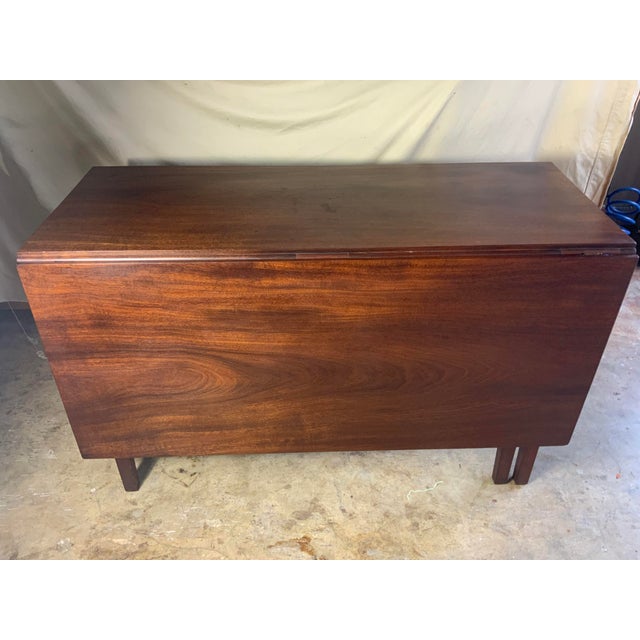 Traditional Early 19th Century Federal Mahogany Swing Leg Dining Table For Sale - Image 3 of 11
