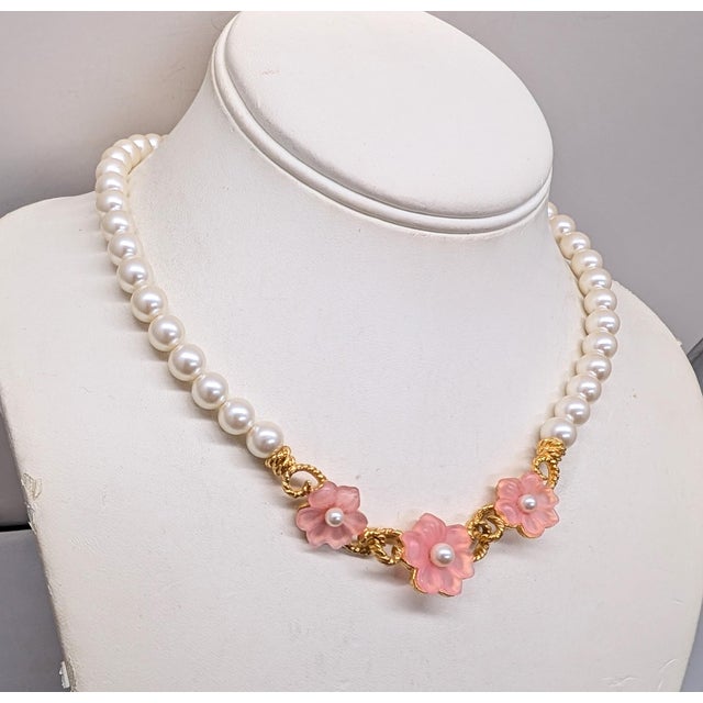 American Vintage C1990 Signed Napier Goldtone Faux-Pearl Pink Flower Necklace For Sale - Image 3 of 10