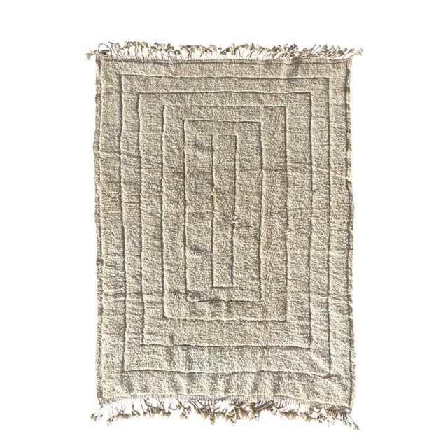 This refined vintage Moroccan Berber rug originates from the Beni Ouarain tribe, in the Middle Atlas Mountains of Morocco....