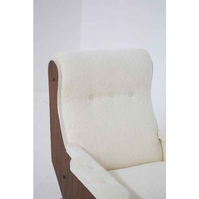 Set of Vintage Italian Walnut Wood and Boucle Armchairs, 1960 For Sale - Image 4 of 13