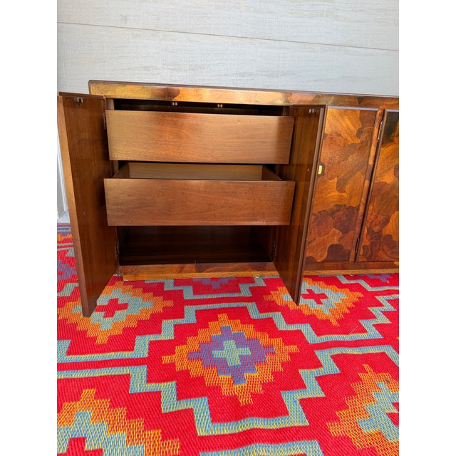 1970s American of Martinsville Credenza and China Cabinet Hutch Patchwood Olive Wood ' Camo' Cabinet For Sale - Image 13 of 14