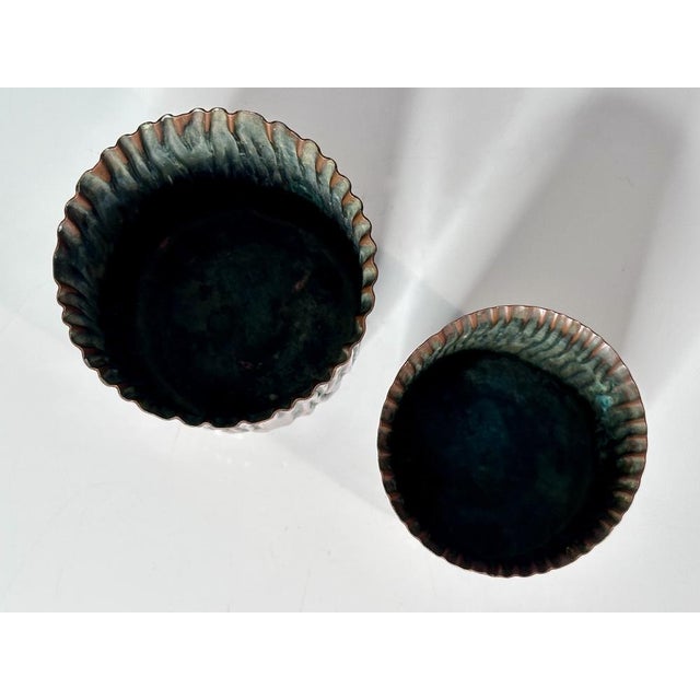 1920s Art Deco Planters with Tree Bark Relief Decor in Copper and Brass, Germany, 1920s, Set of 2 For Sale - Image 5 of 8