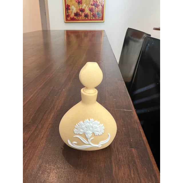 French Provincial Set of 4 Vintage Porcelaine Franklin Jasperware-Style Floral Perfume Bottles For Sale - Image 3 of 10