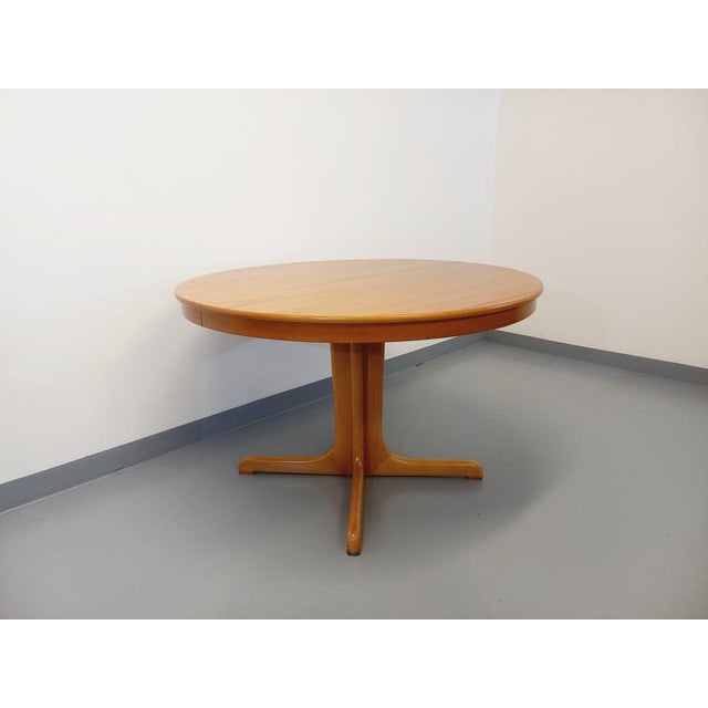 Tan Vintage Round Dining Table in Blond Elm with Integrated Extension, 1970s For Sale - Image 8 of 14