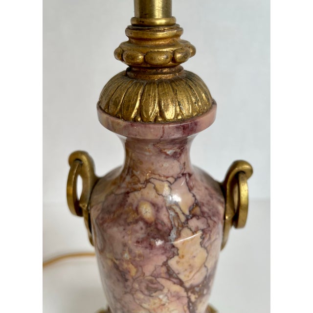 Hollywood Regency Early 20th C. Neoclassical Hollywood Regency Raspberry Marble & Brass Table Lamp For Sale - Image 3 of 13