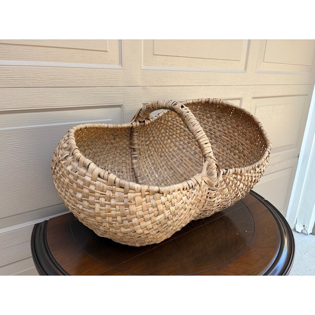 Large Early 20th Century American Oak Splint Buttocks Gathering Basket For Sale - Image 4 of 9