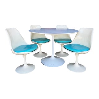 Vintage Eero Saarinen for Knoll, Tulip Chairs and a Tulip Table For Sale