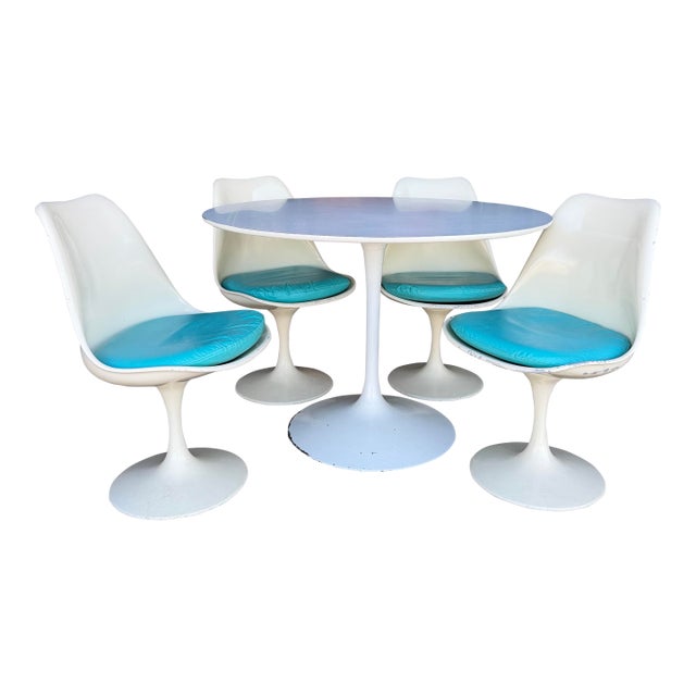 Vintage Eero Saarinen for Knoll, Tulip Chairs and a Tulip Table For Sale