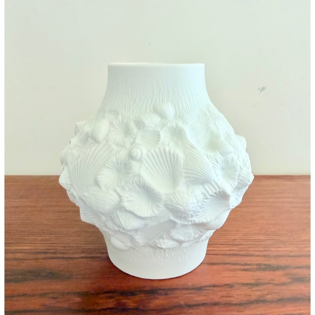Vintage German Shell Vase in Bisque Porcelain from AK Kaiser, 1970s For Sale - Image 4 of 8