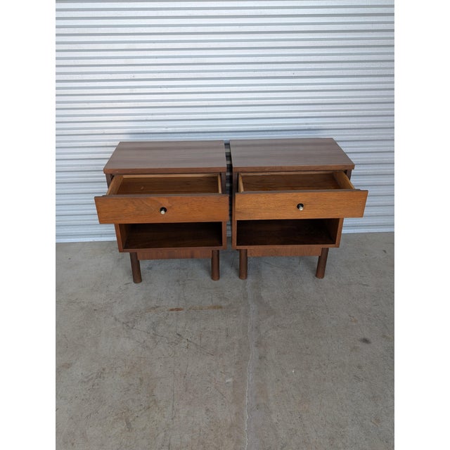 Wood 1960s Stanley Distinctive Furniture Mid Century Modern Bedroom Set With Mirror For Sale - Image 7 of 18