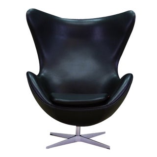 The Egg Chair in Black Leather by Arne Jacobsen for Fritz Hansen For Sale