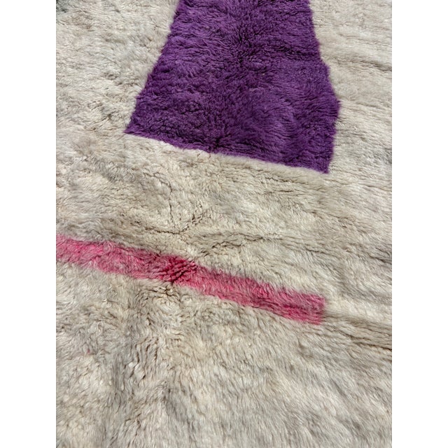 Early 21st Century Moroccan Beni Mrirt Rug in with Abstract Pattern, 2010s For Sale - Image 5 of 12