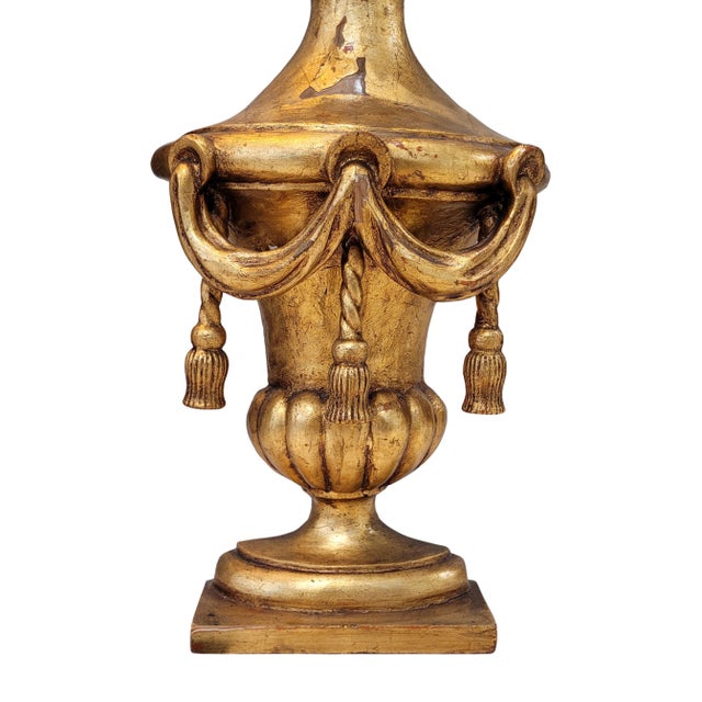"Medici Cup" Wall Sconce, Gilded Wood, 20th Century - Spain A very beautiful gilded wooden wall sconce. Its base is a...